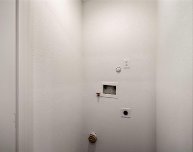 3923 Alsace Street - Photo Thumbnail 10