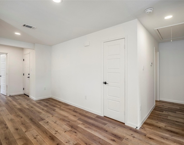 3923 Alsace Street - Photo Thumbnail 9