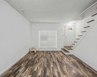 830 Threadneedle Street - Photo Thumbnail 3