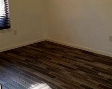 830 Threadneedle Street - Photo Thumbnail 2