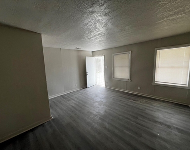 5401 Doolittle Boulevard - Photo Thumbnail 4