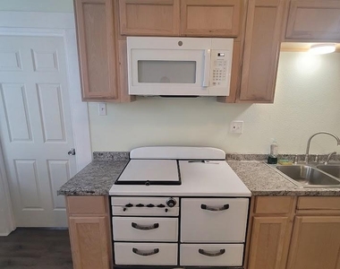 723 Sealy Street - Photo Thumbnail 6
