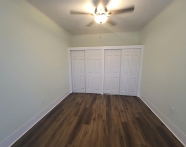 723 Sealy Street - Photo Thumbnail 8