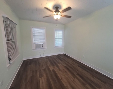 723 Sealy Street - Photo Thumbnail 2