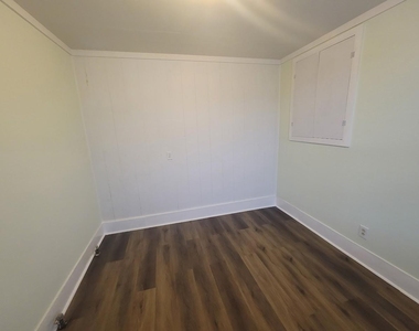 723 Sealy Street - Photo Thumbnail 4