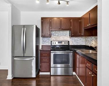 1801 Bedford Lane - Photo Thumbnail 14