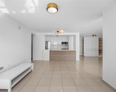 576 Ave. Arterial B, Coliseum Tower - Photo Thumbnail 7