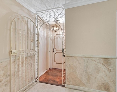800 Ashford Avenue - Photo Thumbnail 3