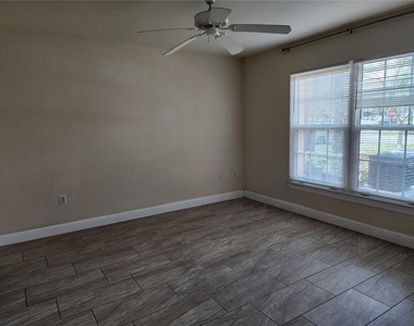 5455 Vineland Road - Photo Thumbnail 3