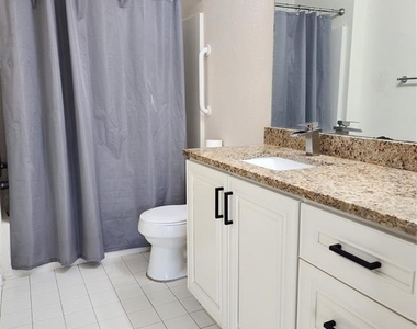 5455 Vineland Road - Photo Thumbnail 6