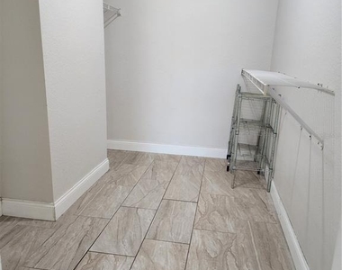 5455 Vineland Road - Photo Thumbnail 10