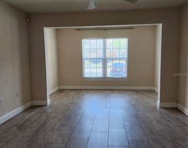 5455 Vineland Road - Photo Thumbnail 4