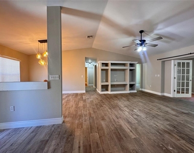 5619 Colonial Oaks Boulevard - Photo Thumbnail 3
