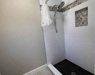 5619 Colonial Oaks Boulevard - Photo Thumbnail 12