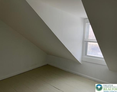 220 Cattell Street - Photo Thumbnail 11