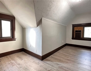 222 Morewood Ave - Photo Thumbnail 2