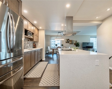 320 Fort Duquesne Blvd - Photo Thumbnail 4