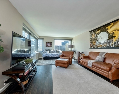 320 Fort Duquesne Blvd - Photo Thumbnail 11