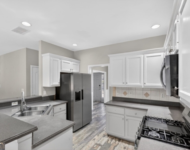 1136 Mason Lee Avenue - Photo Thumbnail 15