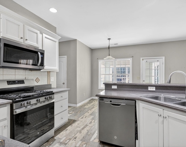 1136 Mason Lee Avenue - Photo Thumbnail 16