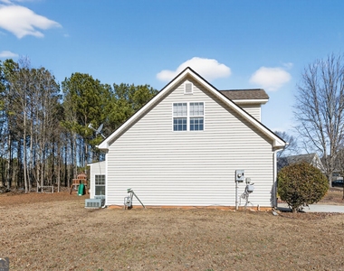 1136 Mason Lee Avenue - Photo Thumbnail 4