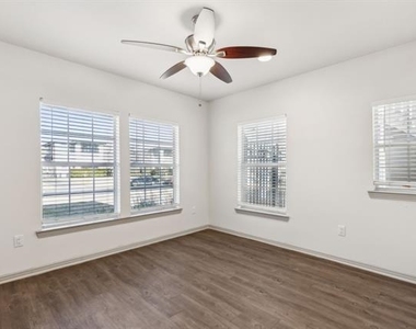 4402 Swiss Avenue - Photo Thumbnail 3