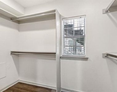 4402 Swiss Avenue - Photo Thumbnail 5