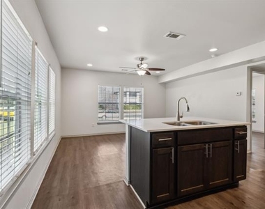4402 Swiss Avenue - Photo Thumbnail 7