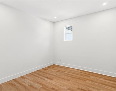 439 W 9th Street - Photo Thumbnail 8