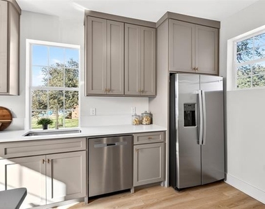 439 W 9th Street - Photo Thumbnail 5