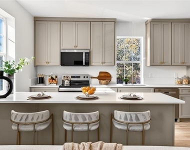 439 W 9th Street - Photo Thumbnail 4