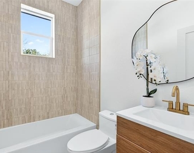 439 W 9th Street - Photo Thumbnail 12