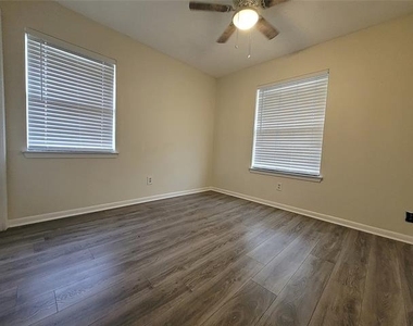 738 Hawthorne Lane - Photo Thumbnail 28
