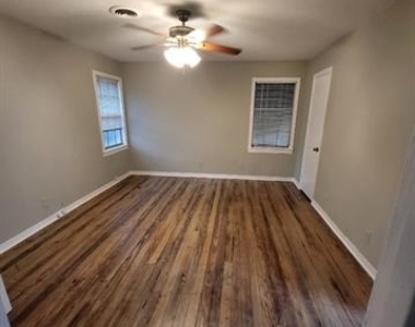 1006 W Lamar Street - Photo Thumbnail 9