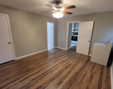 1006 W Lamar Street - Photo Thumbnail 10