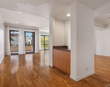 1880 Veteran Avenue - Photo Thumbnail 2