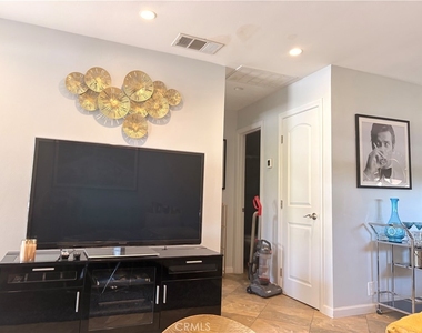 510 N Villa Court - Photo Thumbnail 3