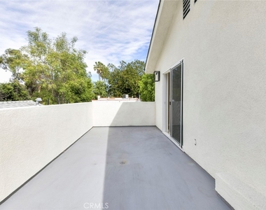 15557 Wyandotte Street - Photo Thumbnail 20