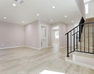 15557 Wyandotte Street - Photo Thumbnail 5