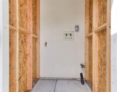 15557 Wyandotte Street - Photo Thumbnail 23