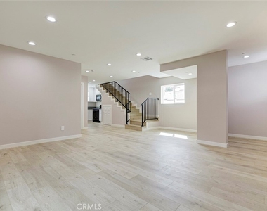 15557 Wyandotte Street - Photo Thumbnail 3
