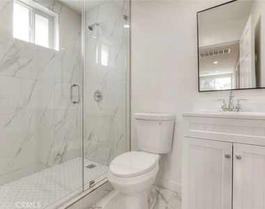 15557 Wyandotte Street - Photo Thumbnail 21