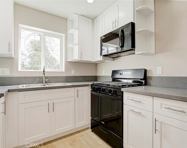 15557 Wyandotte Street - Photo Thumbnail 7