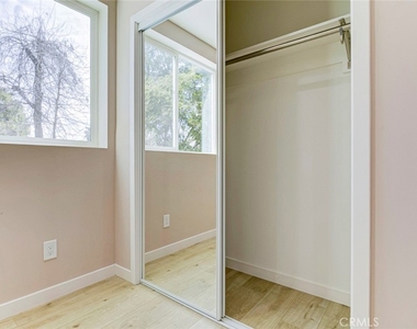 15557 Wyandotte Street - Photo Thumbnail 16
