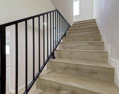 15557 Wyandotte Street - Photo Thumbnail 12