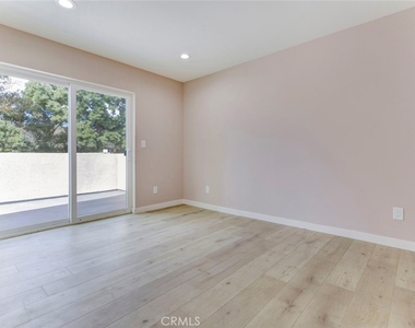15557 Wyandotte Street - Photo Thumbnail 17