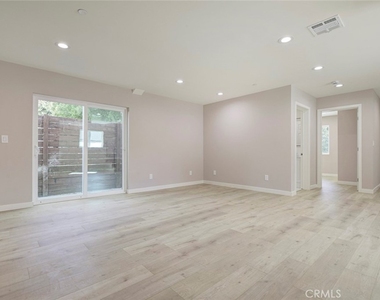15557 Wyandotte Street - Photo Thumbnail 2