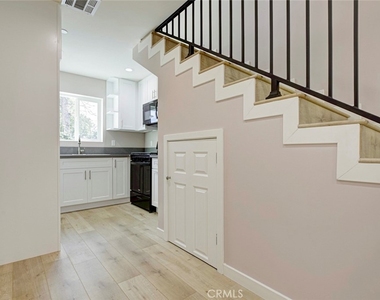 15557 Wyandotte Street - Photo Thumbnail 6