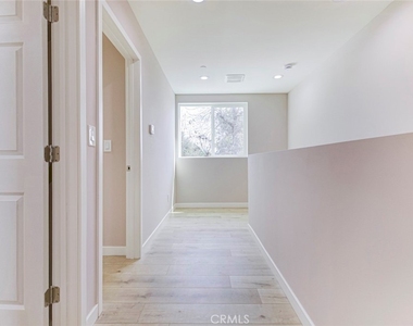 15557 Wyandotte Street - Photo Thumbnail 14