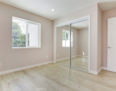15557 Wyandotte Street - Photo Thumbnail 10